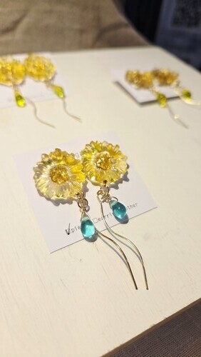 夏の終わりに、オレンジとゴールドのアクセサリー